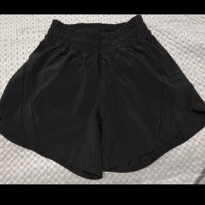 Lululemon Track That High Rise 5" size 4